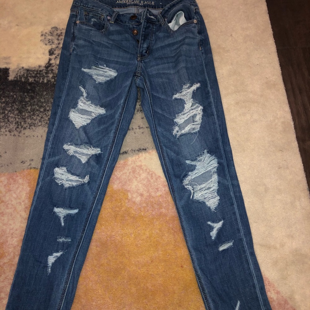 AMERICAN EAGLE RIPPED HIGH-RISE TOMGIRL JEANS